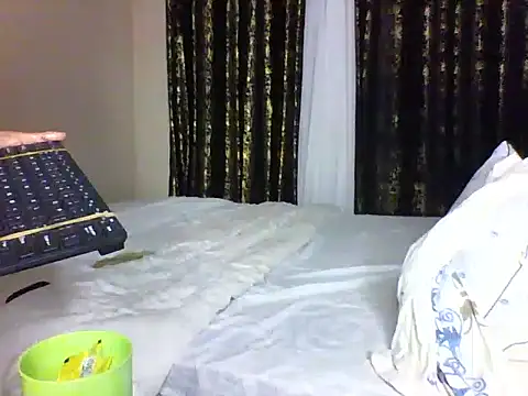 Snapshot of Candii_wet_ chatting on October 25, 2025, 12:10 am Candii wet online show from October 25, 2025, 12:10 am