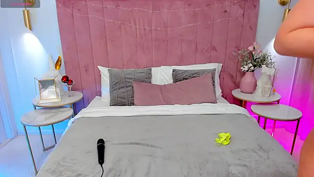 MilaVoxx online show from April 22, 2026, 4:52 am