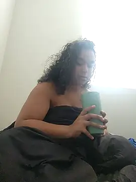 Snapshot of cinnaminnie chatting on December 15, 2025, 9:31 pm cinnaminnie online show from December 15, 2025, 9:31 pm