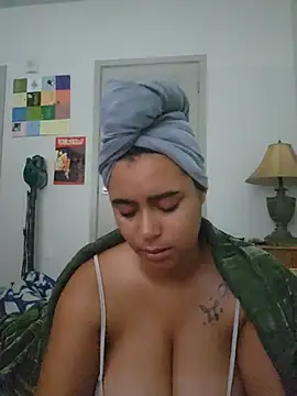 Snapshot of cinnaminnie chatting on July 7, 2026, 2:53 pm cinnaminnie online show from July 7, 2026, 2:53 pm