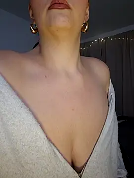 Snapshot of Jujuicy_97 chatting on December 5, 2025, 6:39 pm Jujuicy 97 online show from December 5, 2025, 6:39 pm