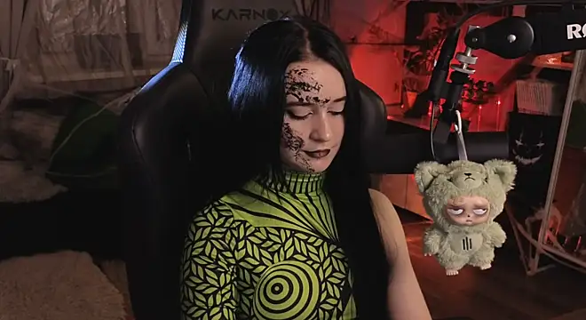 Snapshot of KiraLiLime chatting on October 31, 2025, 4:36 pm KiraLiLime online show from October 31, 2025, 4:36 pm