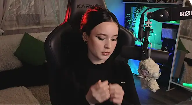 Snapshot of KiraLiLime chatting on November 28, 2025, 4:29 pm KiraLiLime online show from November 28, 2025, 4:29 pm