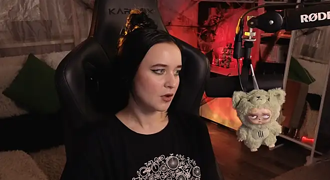 Snapshot of KiraLiLime chatting on November 2, 2025, 6:02 pm KiraLiLime online show from November 2, 2025, 6:02 pm