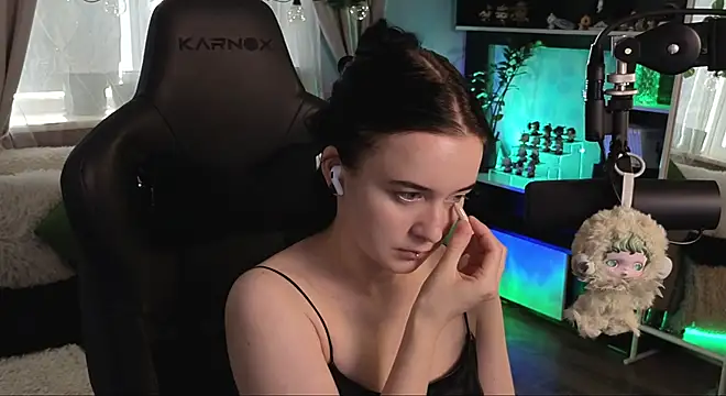 Snapshot of KiraLiLime chatting on November 16, 2025, 10:53 am KiraLiLime online show from November 16, 2025, 10:53 am