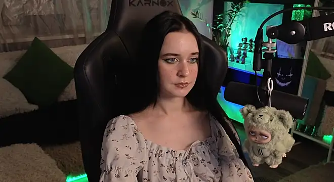 Snapshot of KiraLiLime chatting on November 4, 2025, 10:13 pm KiraLiLime online show from November 4, 2025, 10:13 pm