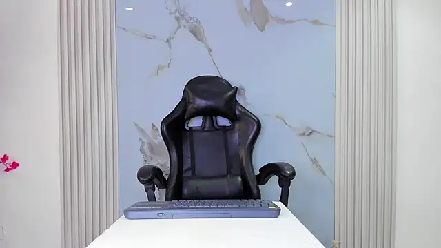 BridgetRodriguez online show from April 19, 2026, 1:01 pm