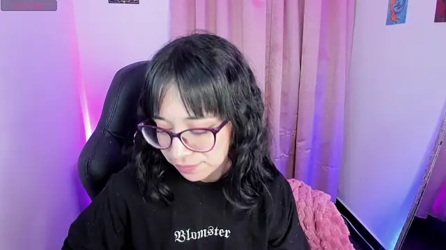 Snapshot of indra_cam chatting on November 6, 2025, 3:43 am indra cam online show from November 6, 2025, 3:43 am