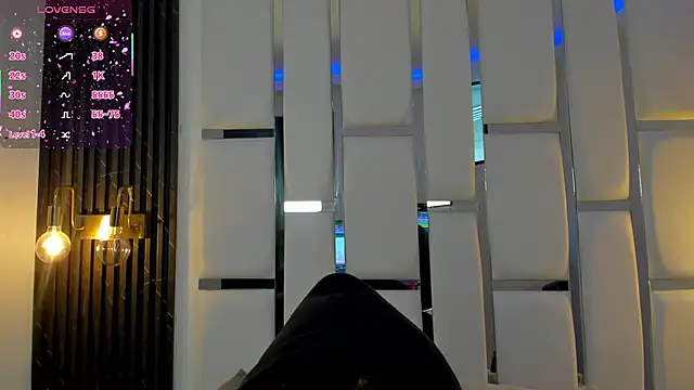 mia schwarz online show from October 6, 2025, 1:23 pm