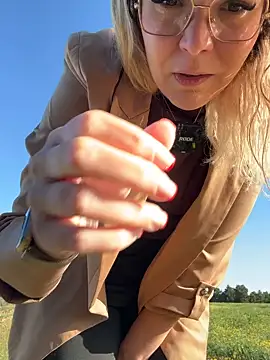 EmyLana online show from April 21, 2026, 6:53 am