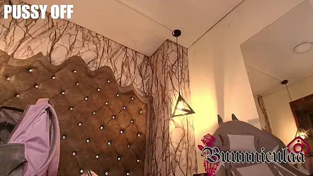 larissa01  online show from November 9, 2025, 4:16 am