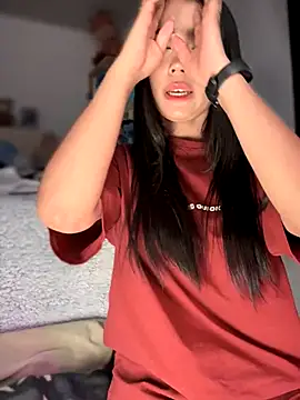 Snapshot of -Loren- chatting on December 4, 2025, 11:31 am -Loren- online show from December 4, 2025, 11:31 am