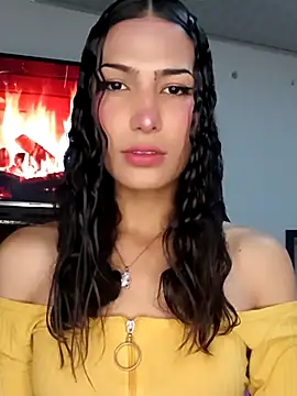 Lanna hott  online show from November 18, 2025, 6:55 pm