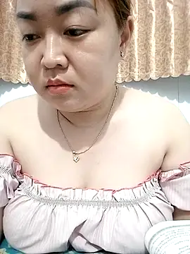 Snapshot of VyOanh2K chatting on November 1, 2025, 4:34 pm VyOanh2K online show from November 1, 2025, 4:34 pm