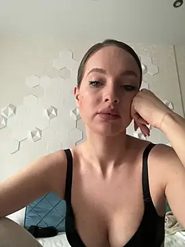 Snapshot of Lynna_Sparks chatting on May 24, 2026, 3:28 am Lynna Sparks online show from May 24, 2026, 3:28 am
