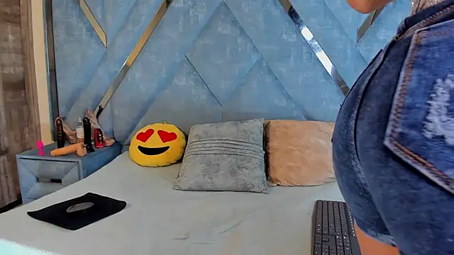 Aura love69 online show from February 22, 2026, 5:43 am