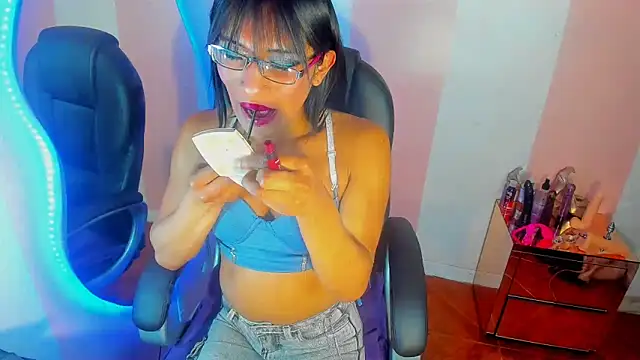 Aura love69 online show from November 26, 2025, 3:45 pm