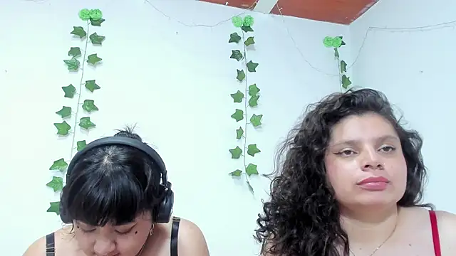 Snapshot of Karol_IsabelCouple chatting on March 19, 2025, 3:52 am Karol IsabelCouple online show from March 19, 2025, 3:52 am