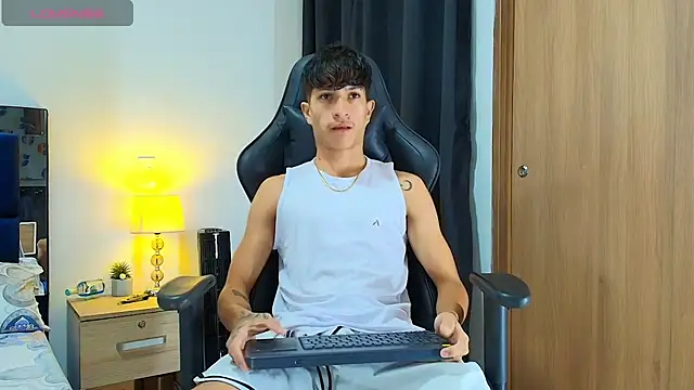 Snapshot of _CamiloBass chatting on May 1, 2026, 10:48 pm CamiloBass online show from May 1, 2026, 10:48 pm