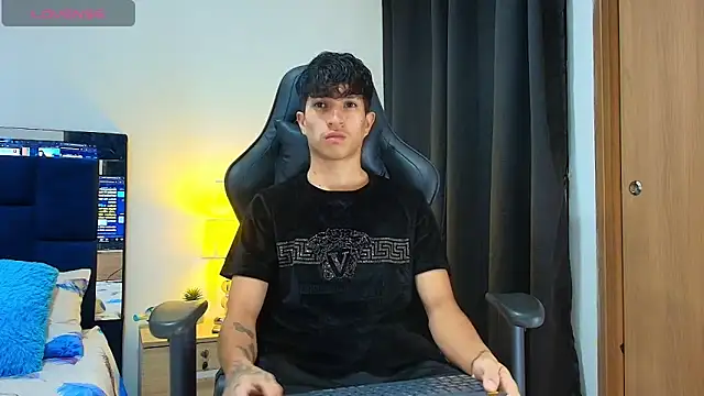  CamiloBass online show from April 19, 2026, 1:17 am