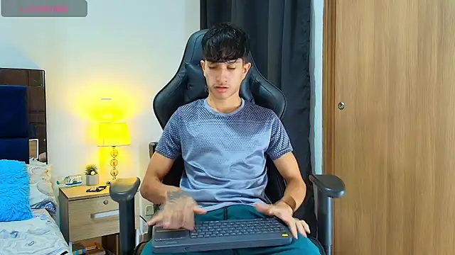 Snapshot of _CamiloBass chatting on May 3, 2026, 8:12 pm CamiloBass online show from May 3, 2026, 8:12 pm