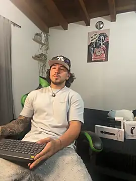 Valentino Xander online show from November 21, 2025, 11:37 pm