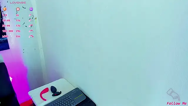 Piggy Eddy online show from November 18, 2025, 2:42 pm