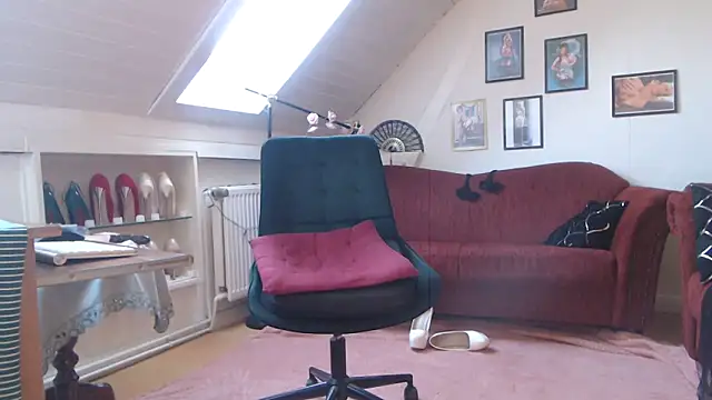 Snapshot of GinaBlonde chatting on March 4, 2025, 7:51 am GinaBlonde online show from March 4, 2025, 7:51 am