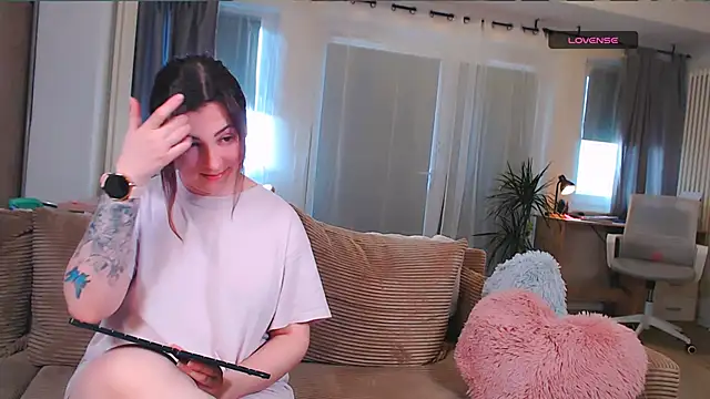 Snapshot of Caroline1995 chatting on March 27, 2026, 8:26 am Caroline1995 online show from March 27, 2026, 8:26 am