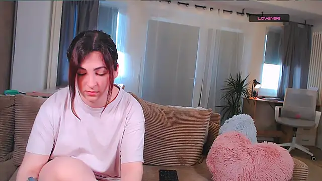 Snapshot of Caroline1995 chatting on March 27, 2026, 8:22 am Caroline1995 online show from March 27, 2026, 8:22 am