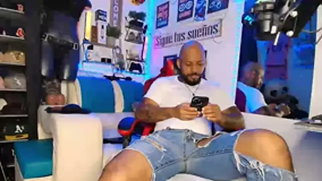 Leenar Key online show from March 17, 2026, 7:39 pm