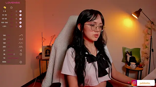 Snapshot of suzumi__ chatting on November 11, 2025, 6:19 am suzumi online show from November 11, 2025, 6:19 am