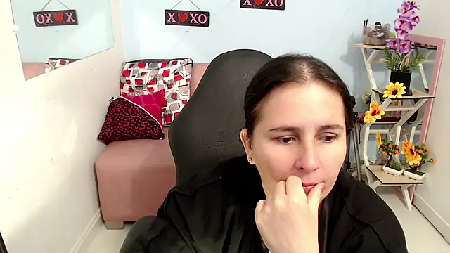 Snapshot of victoria_jones chatting on October 21, 2025, 6:40 pm victoria jones online show from October 21, 2025, 6:40 pm