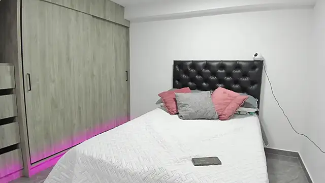 Kamilasalazar online show from October 28, 2025, 10:20 pm