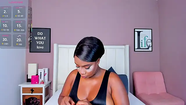 Britanymooree online show from November 3, 2025, 8:01 pm