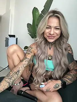 Snapshot of Divina_X_ chatting on July 20, 2026, 4:53 am Divina X online show from July 20, 2026, 4:53 am