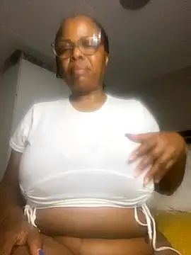 Snapshot of Nomthie chatting on September 16, 2025, 8:43 pm Nomthie online show from September 16, 2025, 8:43 pm