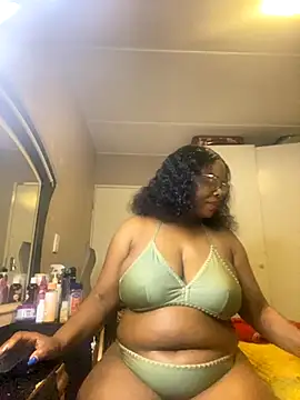 Snapshot of Nomthie chatting on September 22, 2025, 5:41 pm Nomthie online show from September 22, 2025, 5:41 pm