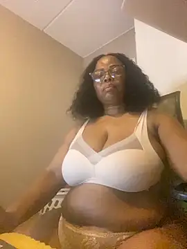 Snapshot of Nomthie chatting on September 17, 2025, 7:38 pm Nomthie online show from September 17, 2025, 7:38 pm