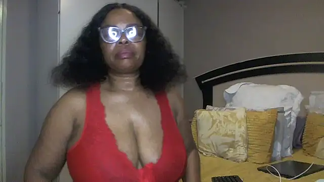 Snapshot of Nomthie chatting on September 19, 2025, 9:19 pm Nomthie online show from September 19, 2025, 9:19 pm