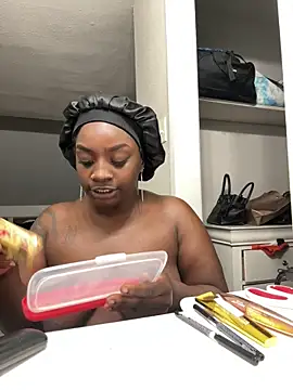 Snapshot of LillShayy chatting on February 14, 2025, 11:20 pm LillShayy online show from February 14, 2025, 11:20 pm