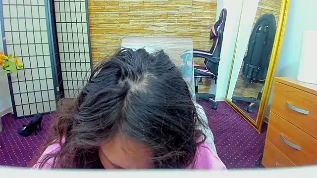 AishaRouhi online show from December 21, 2025, 6:04 am