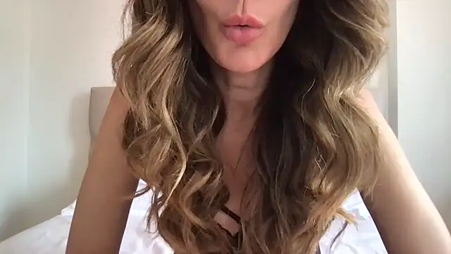 paolajonez online show from March 7, 2025, 3:39 pm