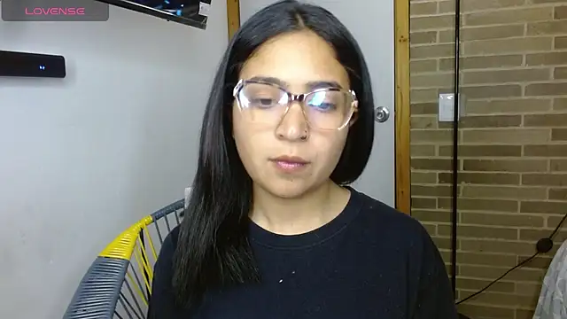 Snapshot of helenacyruss chatting on November 4, 2025, 12:03 am helenacyruss online show from November 4, 2025, 12:03 am