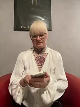 Snapshot of poussichienne chatting on February 18, 2025, 2:06 pm poussichienne online show from February 18, 2025, 2:06 pm