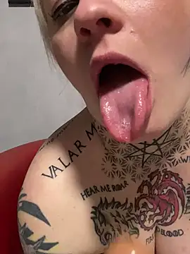 Snapshot of poussichienne chatting on February 17, 2025, 4:17 pm poussichienne online show from February 17, 2025, 4:17 pm