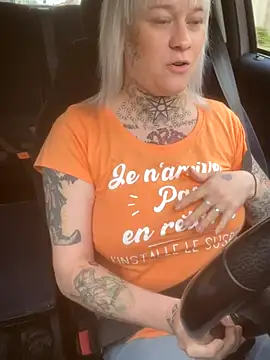 Snapshot of poussichienne chatting on November 14, 2025, 11:36 am poussichienne online show from November 14, 2025, 11:36 am