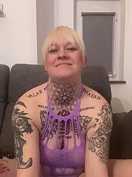 Snapshot of poussichienne chatting on March 3, 2025, 7:39 pm poussichienne online show from March 3, 2025, 7:39 pm