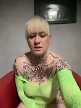 Snapshot of poussichienne chatting on March 17, 2025, 12:57 pm poussichienne online show from March 17, 2025, 12:57 pm