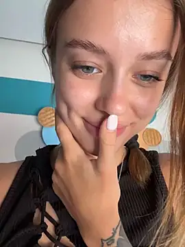 Snapshot of enjoy_my_beauty chatting on March 16, 2025, 4:30 am enjoy my beauty online show from March 16, 2025, 4:30 am